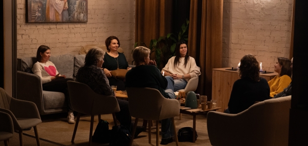 Kvinder, der har mistet eller frygter for deres nærmeste, deltager i bibelsk traumehjælp hos Bibelselskabet i Ukraine. Gennem grupper for blandt andre enker og soldaterhustruer får deltagerne hjælp til at bearbejde krigens sår og finde håb i et svært hverdagsliv. Foto: Rune Clausen.