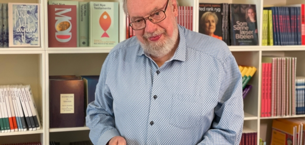 Titlen ”Mod” opstod sent i skriveprocessen og blev samlende for bogen, fortæller Leif Andersen – blandt andet inspireret af en idé fra medforfatter og sognepræst Lone Vesterdal om, at det ikke er tro, men mod, der er svaret på tvivl. Bogen er samtidig skrevet, så også ikke-troende kan spejle sig i dens perspektiver. Foto: Carl-Johan Schwenn Madsen