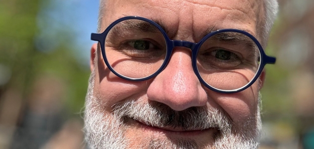 Lasse Åbom er præst i Immanuelskirken, Aarhus Baptistmenighed, hvor han har været præst siden 2013. På Instagram deler han korte refleksioner om tro, nåde og håb på profilen @naade.nok.