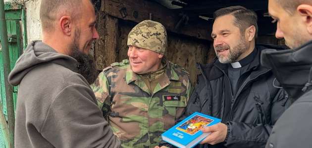 Uddeling af bibler ved fronten i Ukraine. Foto: Oleg Sirotkin.