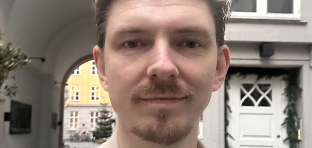 Bibelselskabets trosanalyse 2026 har skabt debat om unge mænds forhold til tro, bibel og kirkegang. Ifølge Jacob Holst Mouritzen, som står bag undersøgelsen, skal tallene læses med metodiske forbehold, men også som et tydeligt signal om, at noget er i bev