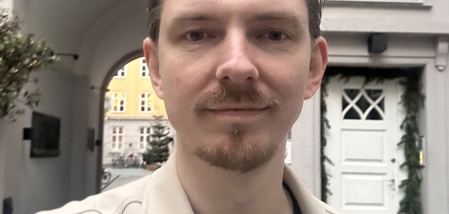 Bibelselskabets trosanalyse 2026 har skabt debat om unge mænds forhold til tro, bibel og kirkegang. Ifølge Jacob Holst Mouritzen, som står bag undersøgelsen, skal tallene læses med metodiske forbehold, men også som et tydeligt signal om, at noget er i bev