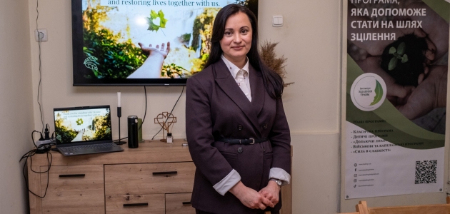 "Hos Bibelselskabet kunne jeg lade Gud få en tydelig plads i arbejdet med at genopbygge mennesker, der har oplevet tab, traumer, skader og sorg,” siger Yana Reznikova, der leder Bibelselskabets traumearbejde i det vestlige Ukraine. Foto: Oleg Sirotkin.