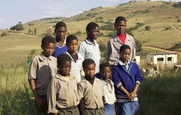 Disse børn er blot nogle af eleverne på Kuhlahla-skolen i det nordlige Swaziland, der har mistet en eller begge forældre til aids. Eller selv har hiv. De er hjulpet af hiv-programmet The Good Samaritan. Foto: Adam Garff