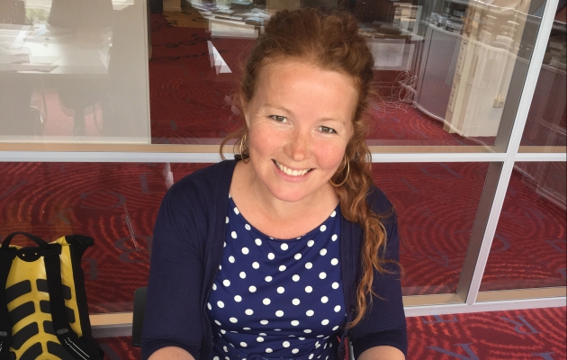 Lisbeth Øland med konfirmandbibel