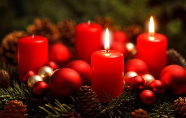 Adventskrans med to tændte lys. Foto: Shutterstock.