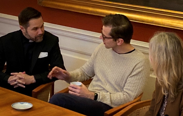Anatolij Raychynets i samtale med politikerne Alex Vanopslagh og Ida Auken under sit besøg i Danmark. Foto: Bibelselskabet.