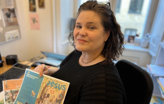 Louise Langhoff Koch præsenterer genudgivelsen af Johannes Møllehaves gendigtninger af Bibelen i letlæsningsbøger. Foto: Nanna Endahl Jørgensen