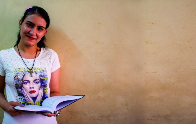 Pige har modtaget en bibel