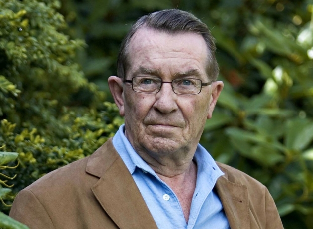 "Vi kunne lære noget af Bibelen og komme hinanden lidt nærmere i stedet for blot at mistænkeliggøre alle omkring os", siger Benny Andersen om at kaste den første sten. Foto: Foto: Klaus Holsting/ www.presse.gyldendal.dk. 