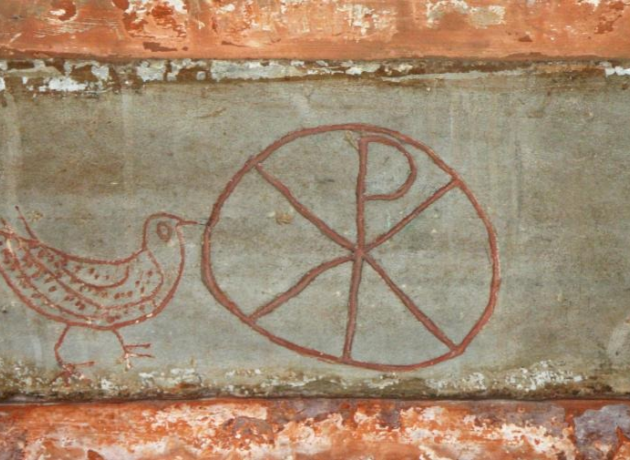 Kristus-monogram fra gravsted i Basilica di San Lorenzo Fuori le Mura Rom. Det er et Jesus-symbol, eller kristus-symbol, som man ser i flere kirker. Foto: Flickr - Holly Hayes 