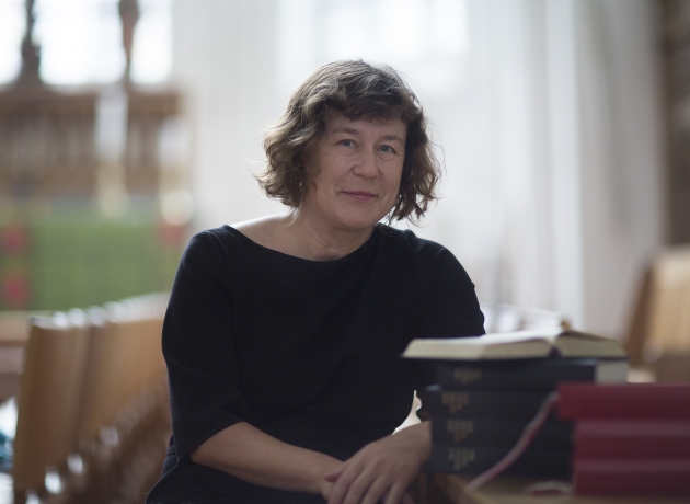 Kirkens rum er for biskop i Haderslev Stift Marianne Christiansen vigtigt, fordi det rummer et menneskeligt nærvær, som går på tværs af tid. Her står hun foran Haderslev Domkirke. Foto: Henrik Kastenskov