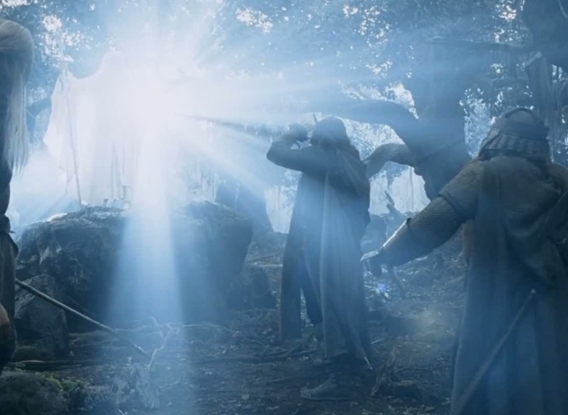 Det er i en af Midgårds skove, Fangorn-skoven, at Gandalf viser sig for første gang for sine rejsekammerater. Filminstruktøren Peter Jackson viste ham i en aura af lys, som kun understreger Gandalfs kristuslignende genopstandelse.