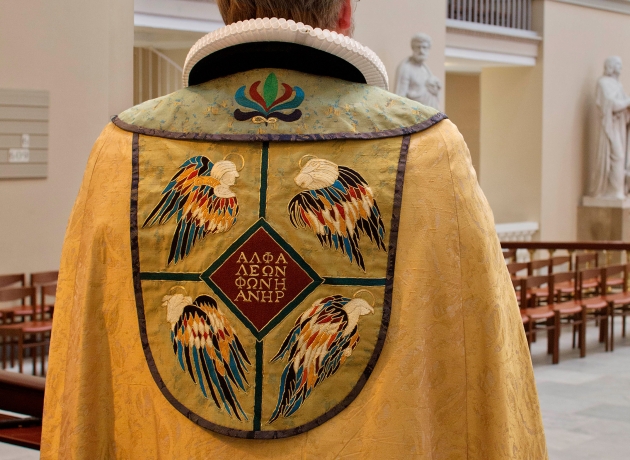 De danske bispekåber er dekoreret med en lang række forskellige symboler og billeder. Symbolerne og deres variationer kan nydes af alle uden at betydningen er klar, men der er en fascinerende historie og tankeproces bag dem. Bispekåben fra København er prydet med evangelisternes symboler: Mennesket, oksen, ørnen og løven. Foto: Dorte Krogh.