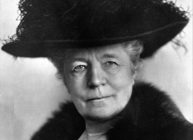 Selma Lagerlöf hentede stor litterær inspiration i Bibelen. Der findes kristne referencer i mange af hendes fortællinger bl.a. Kristuslegender, Legenden om juleroserne, Jerusalem, Antikrists mirakler og Kejseren af Portugalien. Og kristne temaer som skyld, forsoning og tilgivelse bliver også udforsket i hendes mest berømte roman Niels Holgersens forunderlige rejse gennem Sverige. Foto: Wikimedia Commons.