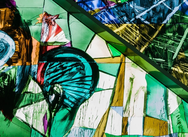 Det afhuggede øre. Udsnit af Peter Brandes' glasmosaik "Getsemane Have" fra Vejleå Kirke. Foto: Klaus Kofoed.