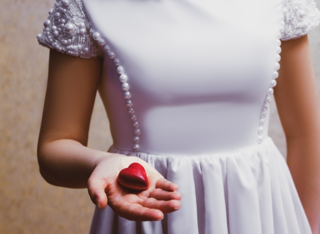 Konfirmand med rødt hjerte. Foto: Muesli/Unsplash