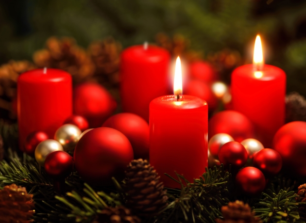 Adventskrans med to tændte lys. Foto: Shutterstock.