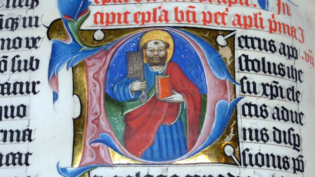Apostlen Peter er tegnet ind i teksten i denne bibeludgave fra 1400-tallet. Foto:Wikimedia Commons.